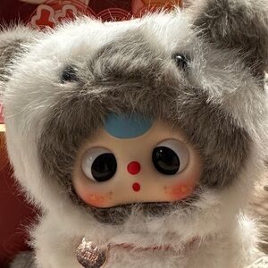 BABY THREE | Whose Cat Is This? White and Grey Fur Cat “Pipi” Pendant Confirmed
